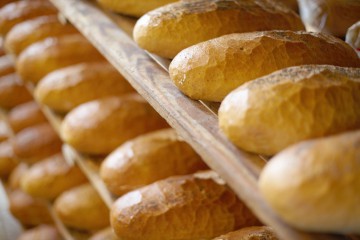 Evaziune fiscală cu produse de panificaţie! Marfa confiscată depăşeşte 3 milioane de lei